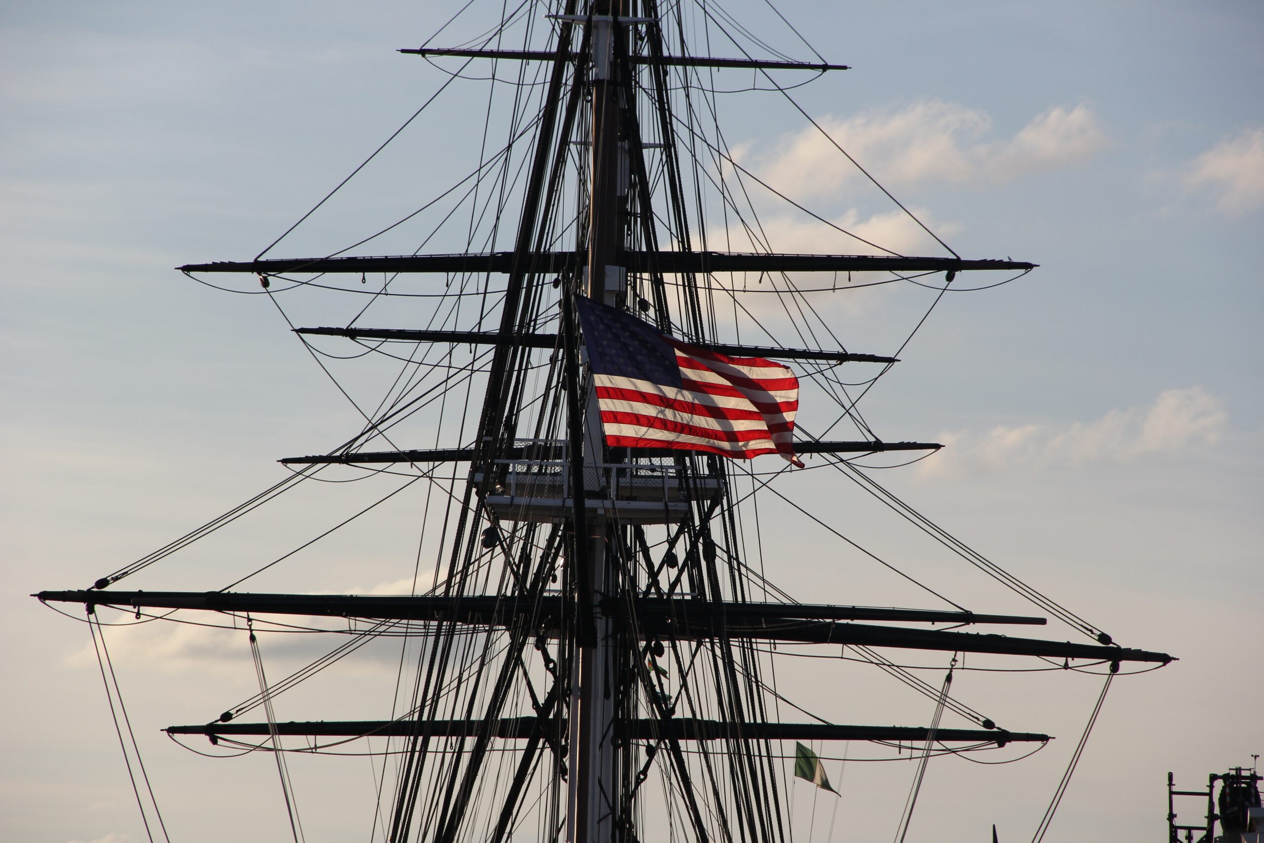 Image of US flag on ship by Mary Bettini Blank from Pixabay